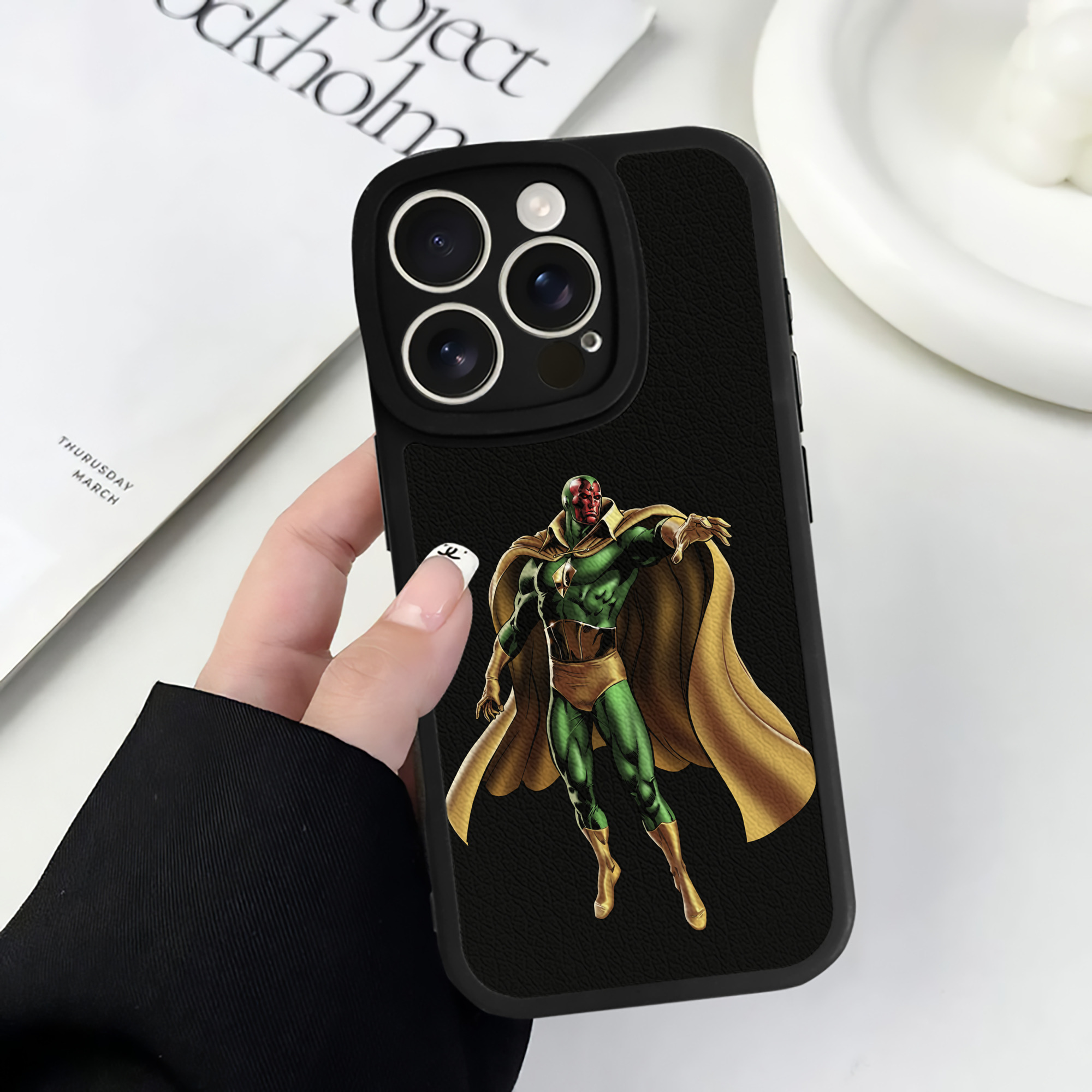 （画像用） アベンジャーズ The Avengers 【iPhone 16シリーズ対応】シリコンスマホケース（レザー調） 材質：シリコン